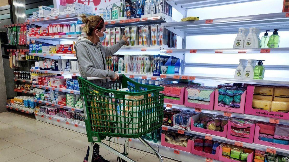 Una mujer hace la compra en un supermercado.