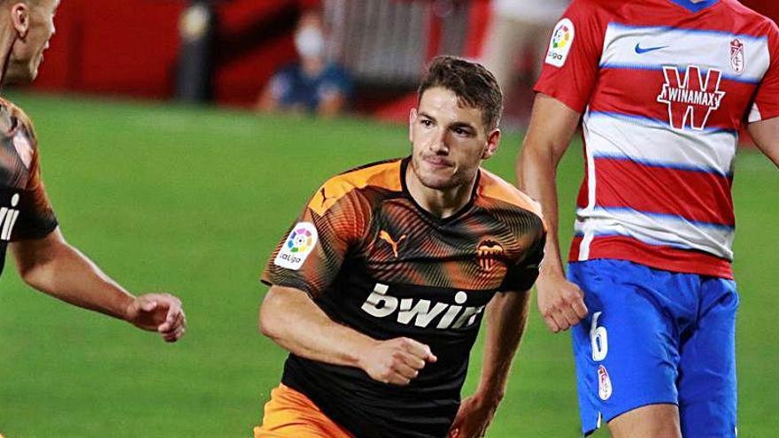Manu Vallejo celebra su gol en Los Cármenes de Granada.