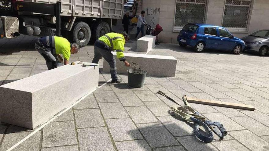 Instalación de bancos de piedra en la calle Moaña. // Gonzalo Núñez