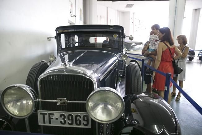 EXPOSICIÓN DE COCHES ANTIGUOS