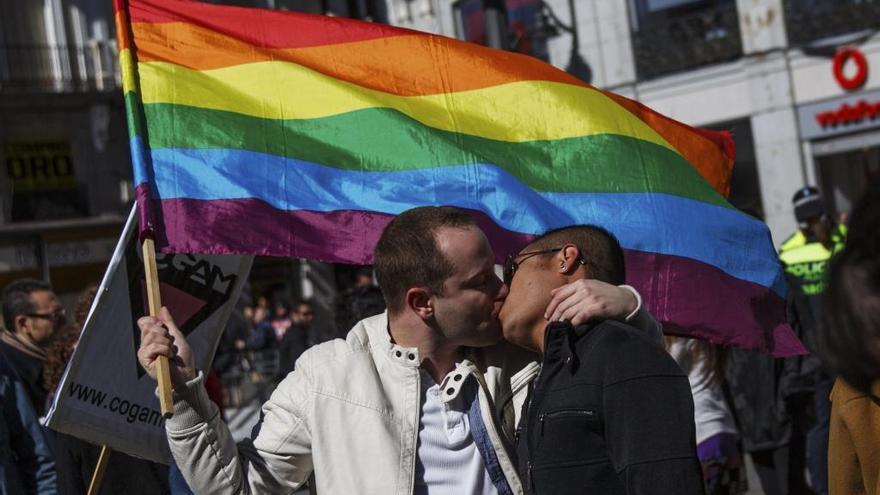 Una pareja se besa en Madrid durante una protesta.