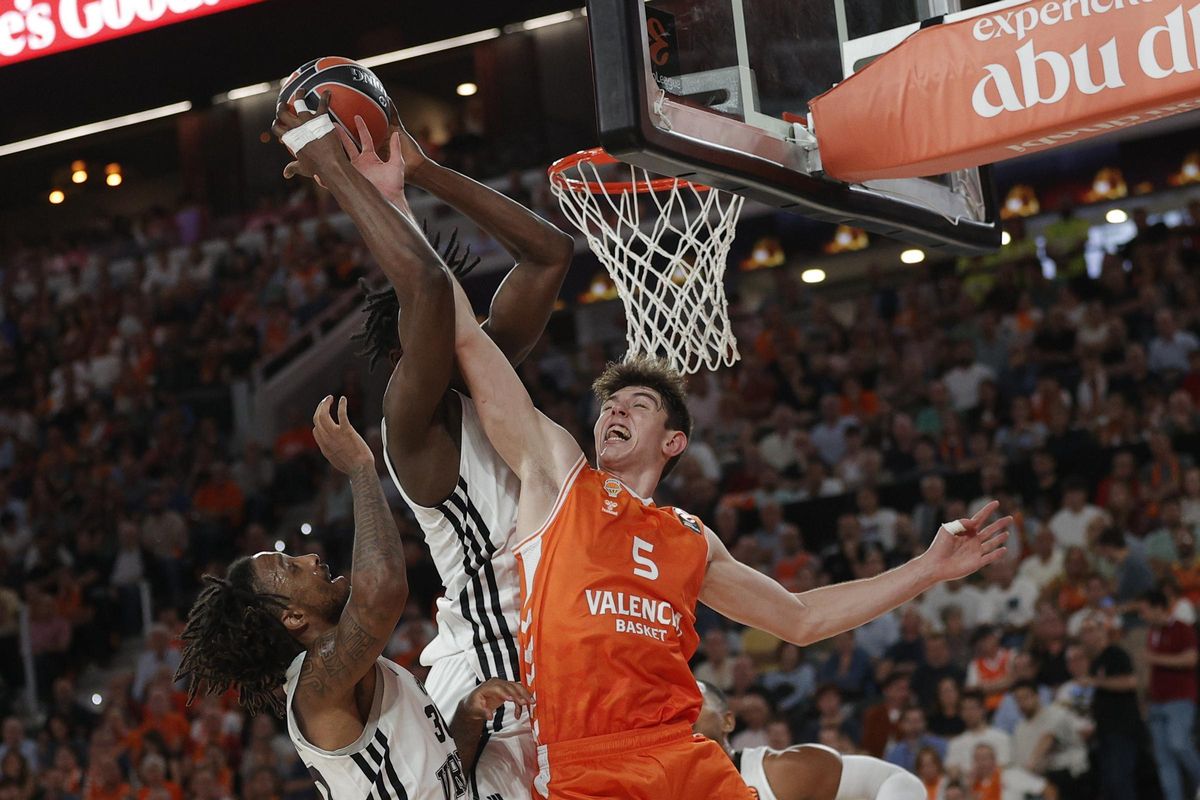 El pÃ­vot del Virtus Bolonia (c), durante una acciÃ³n de juego contra Sergio de Larrea, del Valencia Basket, en el partido de Euroliga disputado este viernes en el nuevo pabellÃ³n Roig Arena, de Valencia. EFE/Manuel Bruque.