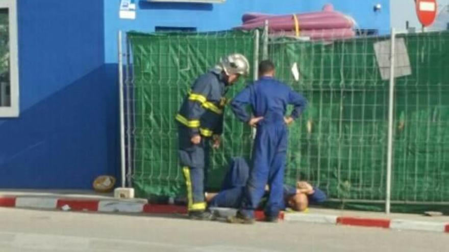 Uno de los trabajadores heridos, vecino de Antella, tendido en el suelo tras sufrir un corte en la pierna.