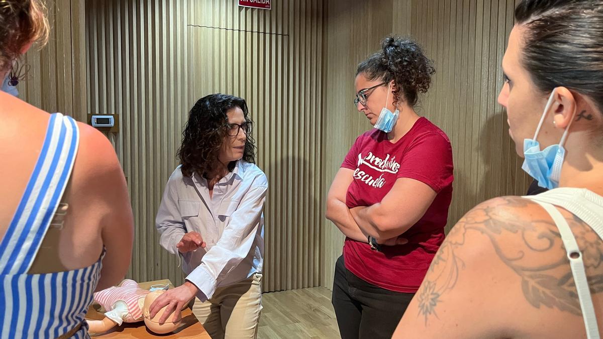 Representantes del Hospital Quirónsalud Sagrado Corazón y del Comisionado del Polígono Sur durante una de las acciones desarrolladas en las Escuelas de Verano.