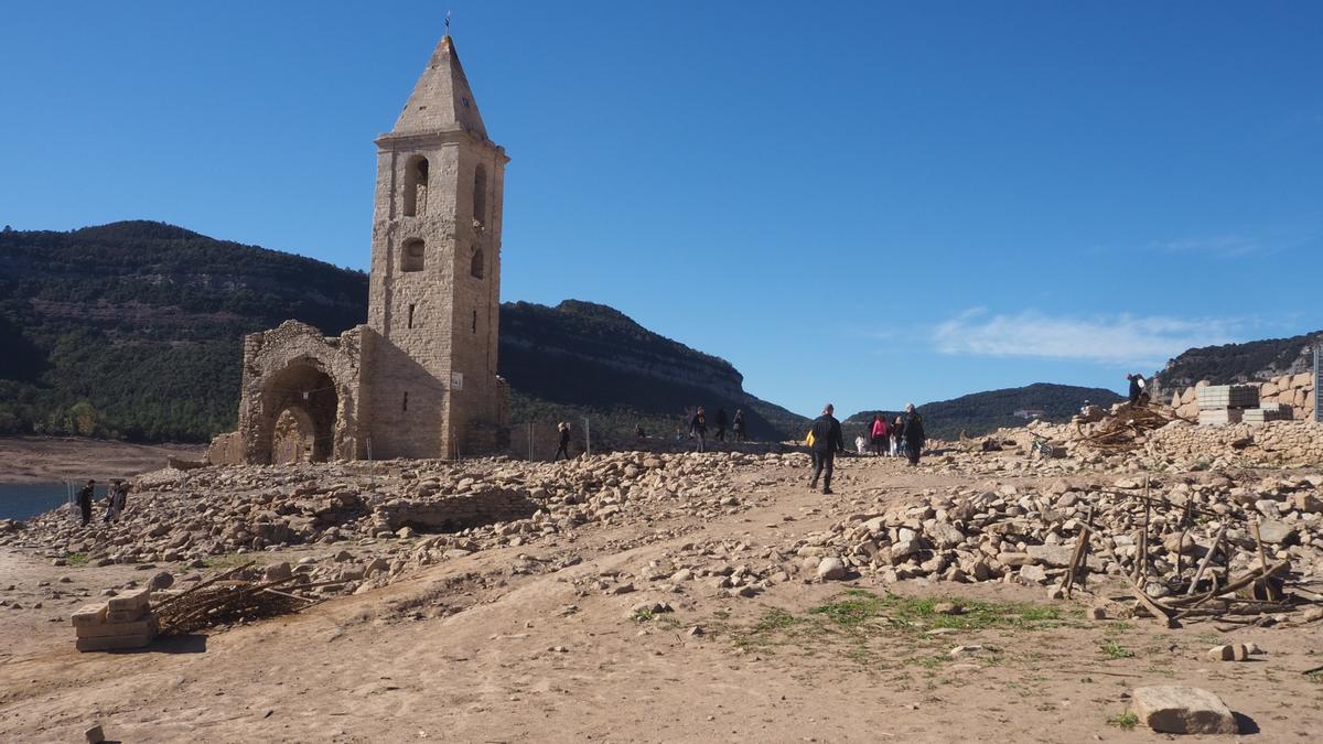 Turismo de sequía en el pantano de Sau