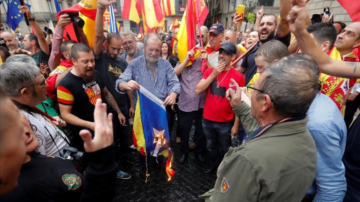 lainz40357324 a man burns an estelada  catalan separatist flag  during a d170930185709