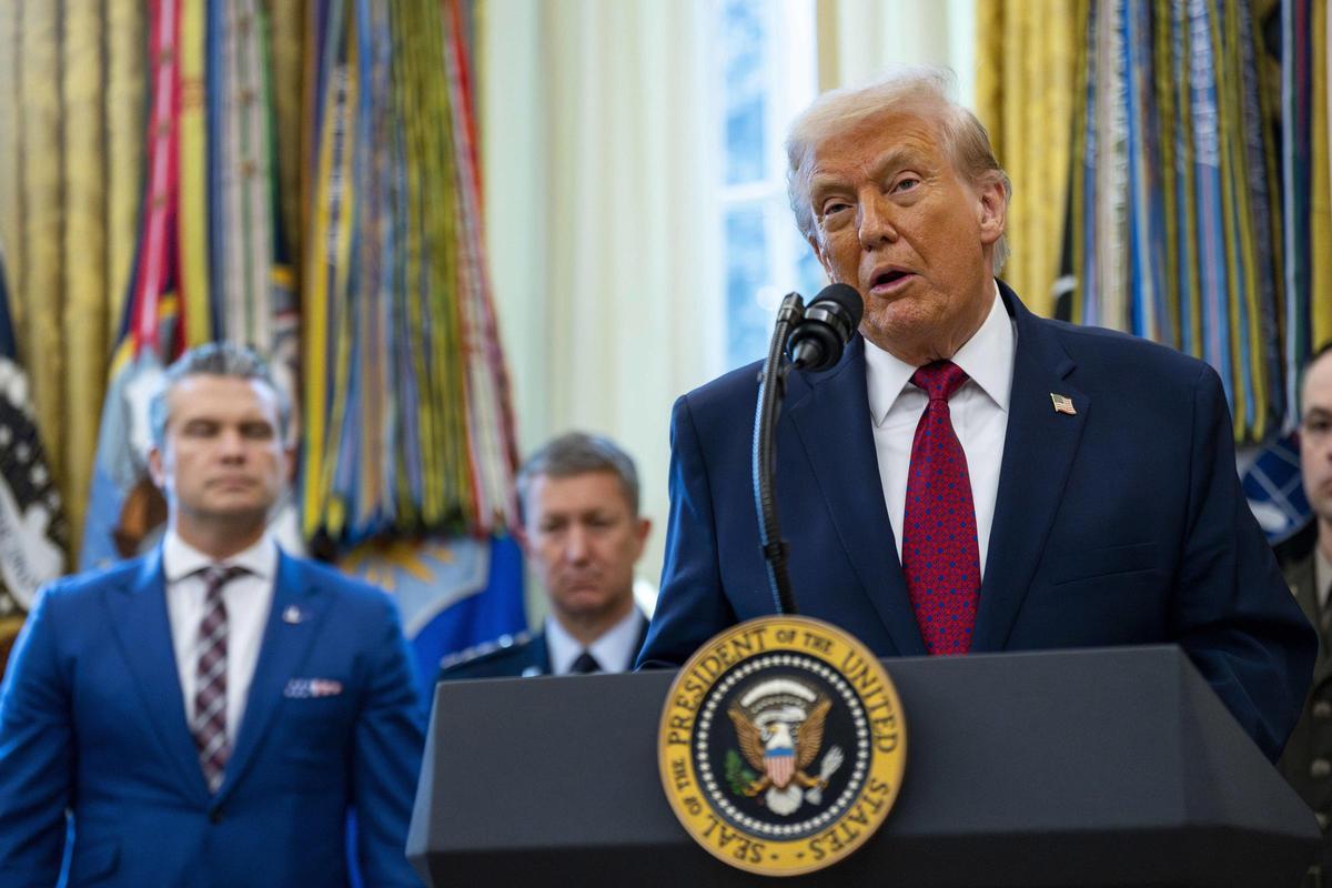 Archivo - El presidente de EEUU, Donald Trump, con el secretario de Defensa, Pete Hegseth, en segundo plano