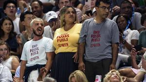 Los participantes en la protesta contra el uso de combustibles fósiles durante la semifinal del US Open.