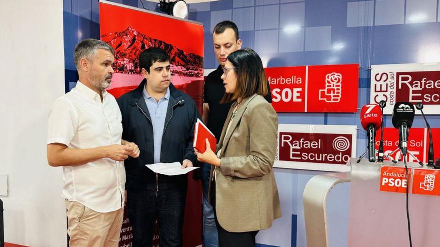 La portavoz socialista, Isabel Pérez, ayer, en la sede del PSOE.