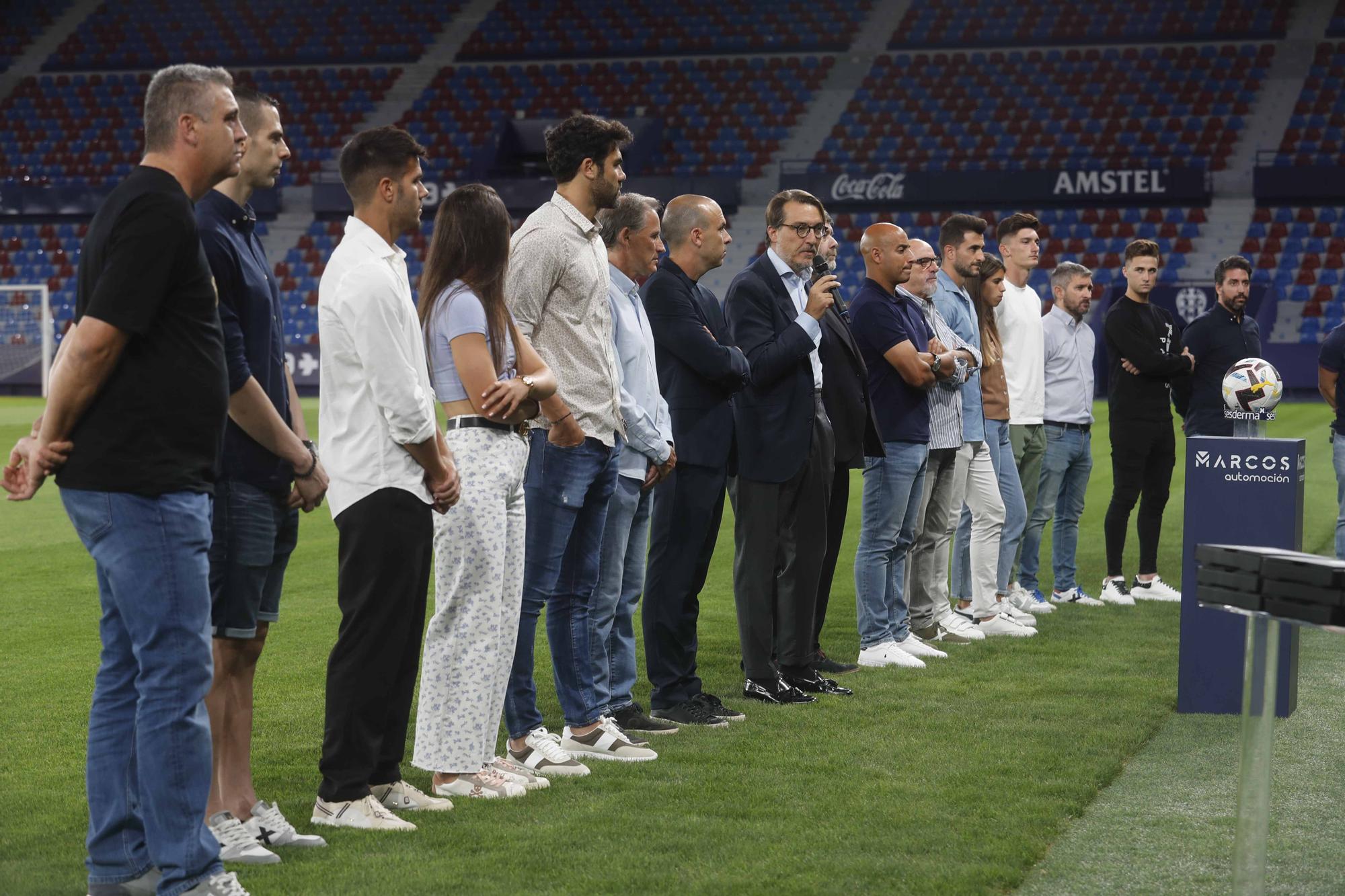 El Levante UD Iza la bandera con las peñas levantinistas