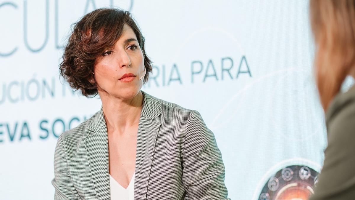 Virginia Ocio, responsable de Economía Circular de Endesa, escucha con atención durante el debate.