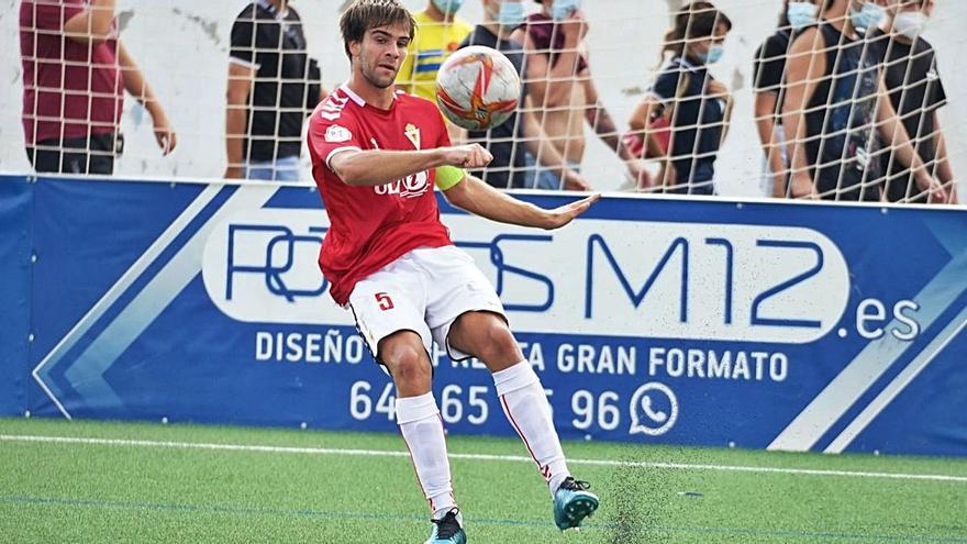 Jorge García, capitán del Real Murcia Imperial, golpeando el balón. | REAL MURCIA