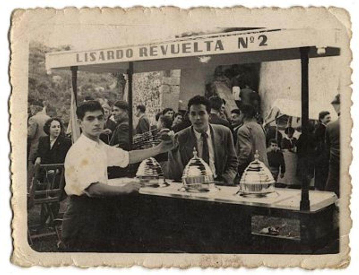 Virginia Rumayor Revuelta, con el helado «Amor», en el punto de venta junto al puerto de Llanes.