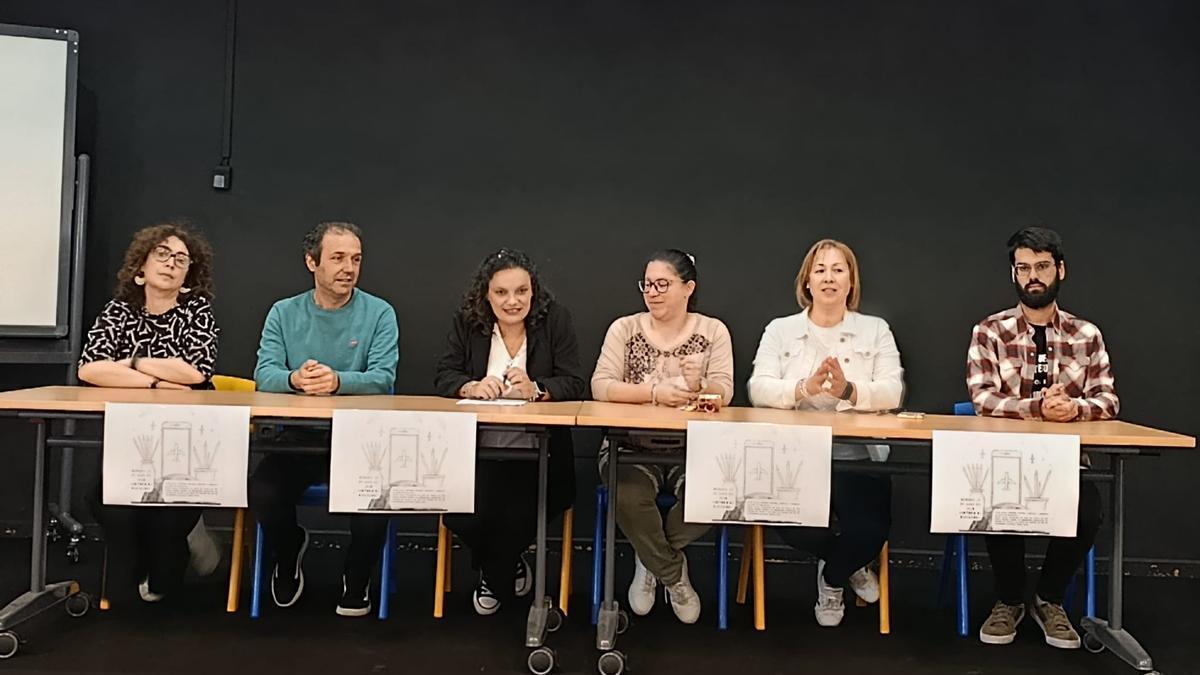 Autoridades, municipales y educativas, en la presentación del V Festival de Teatro Escolar do IES de Cacheiras