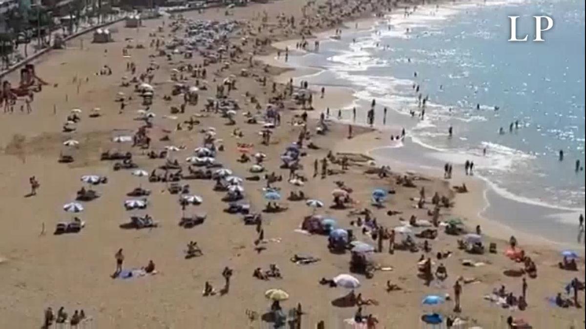 Domingo soleado y caluroso en Las Canteras