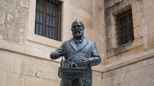 La nueva estatua dedicada al arquitecto Anotni Gaudí en su ciudad natal, Reus, junto a la Prioral.