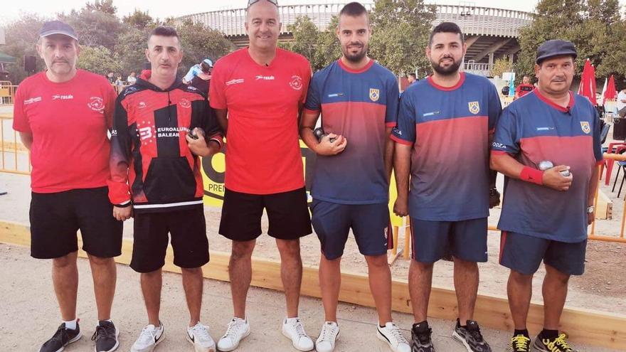 Equipo del Can Pastilla (izq.) junto al Prat antes de empezar los cuartos de final