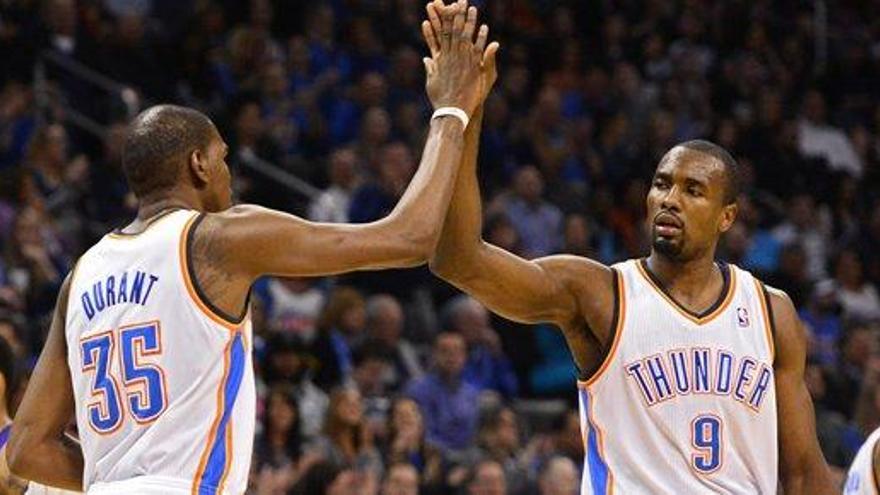 Durant e Ibaka celebran una acción.