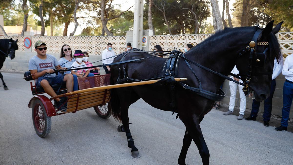 Desfile de carros en las fiestas de es Canar del año pasado.