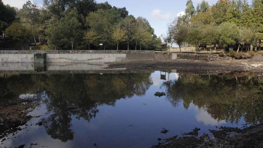 El lago comienza a recuperar agua gracias a las primeras lluvias de otoño. // Santos Álvarez