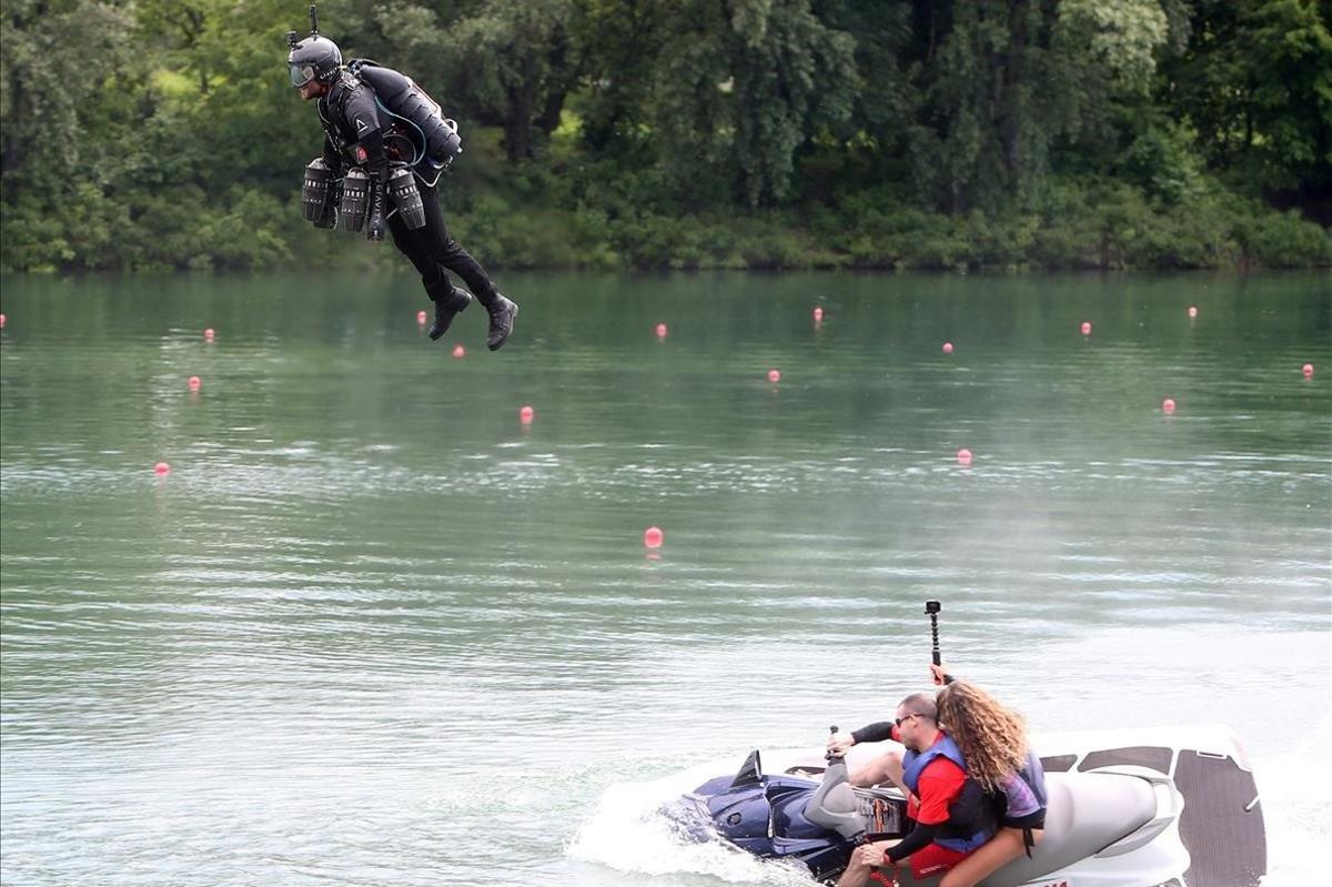 El consejero delegado de Gravity Industries, Richard Browning, prueba el traje de vuelo Jet Suit en Belgrado (Serbia) este miércoles. Browning, un inventor y emprendedor británico, fundó su Gravity Industries Ltd. en 2017.