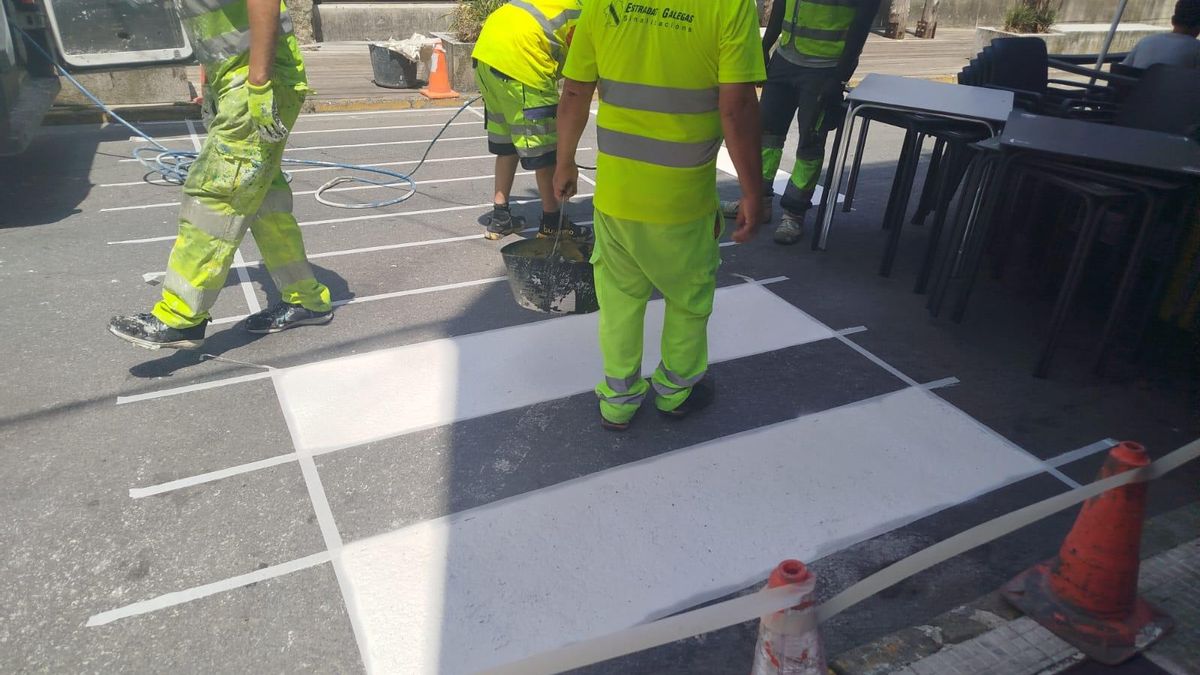 El pintado del paso de cebra frente al astillero.