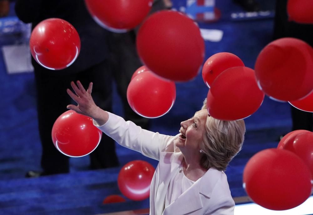 La exsecretaria de Estado Hillary Clinton aceptó hoy ser la nominada demócrata para convertirse en la primera mujer presidenta de Estados Unidos como colofón de la convención que se celebra estos días en Filadelfia.