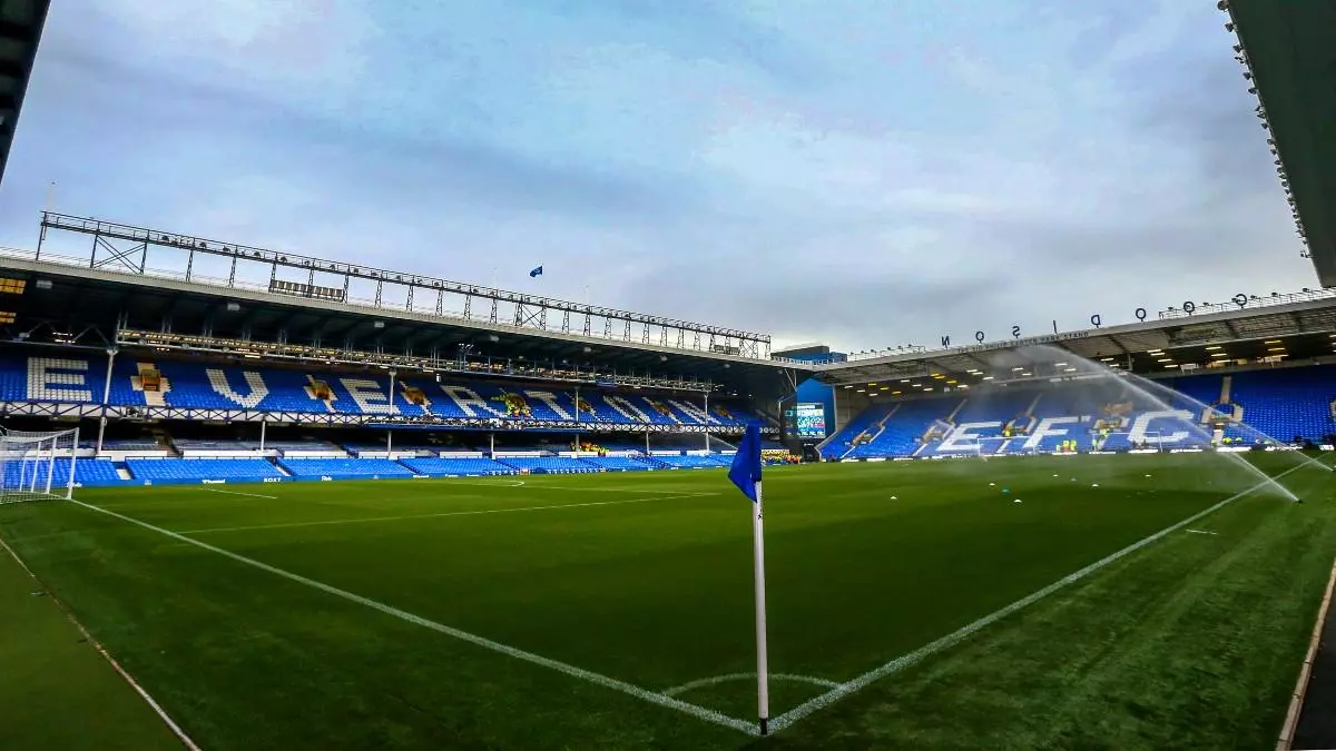 Emotivo 迆ltimo adi車s a Goodison Park
