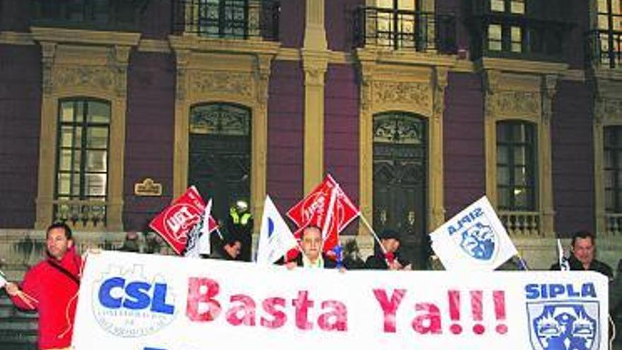 Agentes de la Policía Local, manifestándose, ayer, delante del Ayuntamiento.