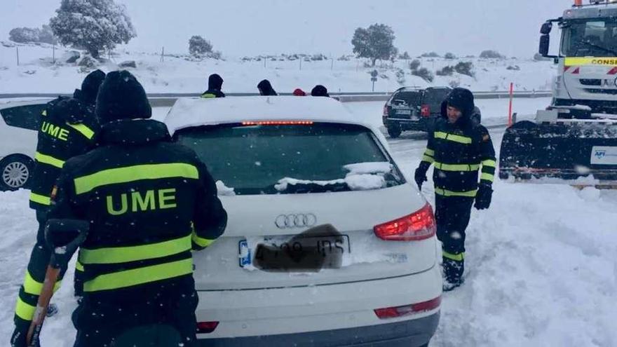 Efectivos de la UME auxilian a un conductor, en una imagen tomada por Gonzalo López.