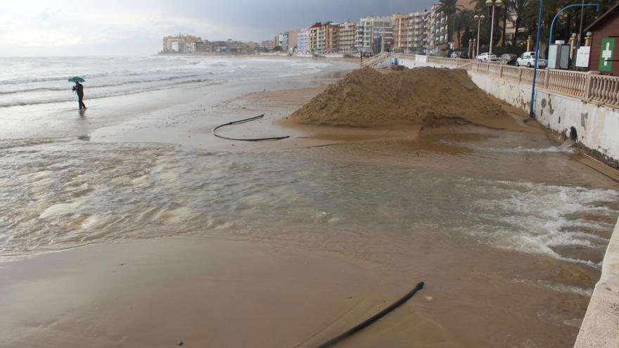 Playa de Torrevieja en una imagen de archivo tras el temporal del pasado mes de enero