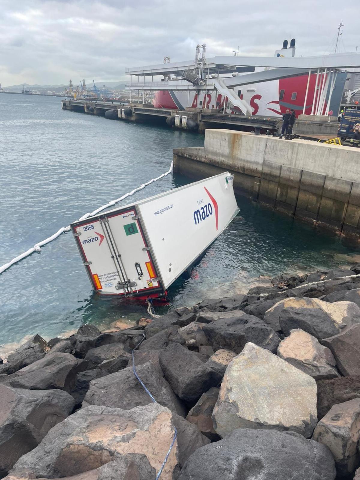 Un camión tráiler cae al mar en la terminal de Naviera Armas en el Puerto de Las Palmas