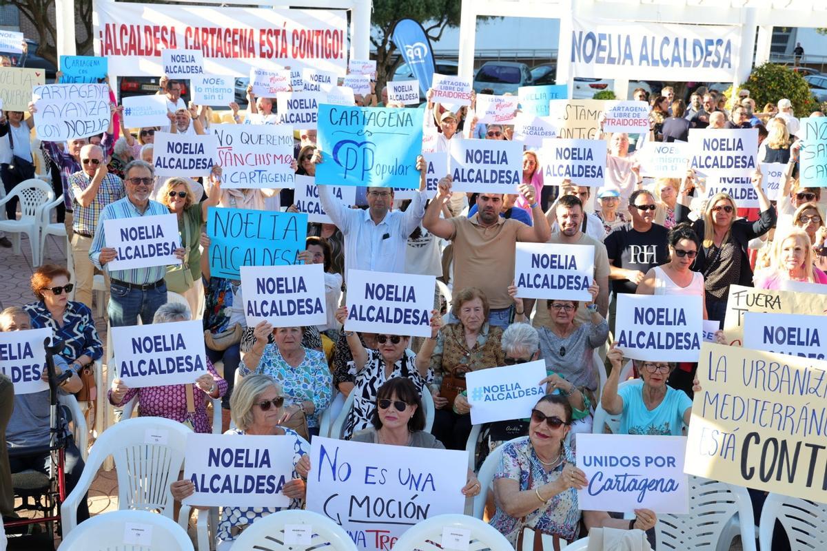 Decenas de afiliados al Partido Popular mostraron este jueves su apoyo a Noelia Arroyo