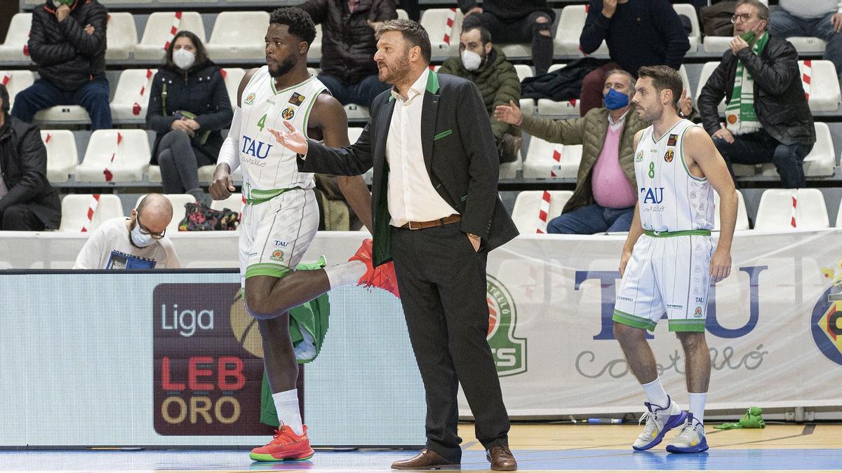 El entrenador del TAU Castelló, Toni Ten, durante el partido de este viernes ante el Valladolid.