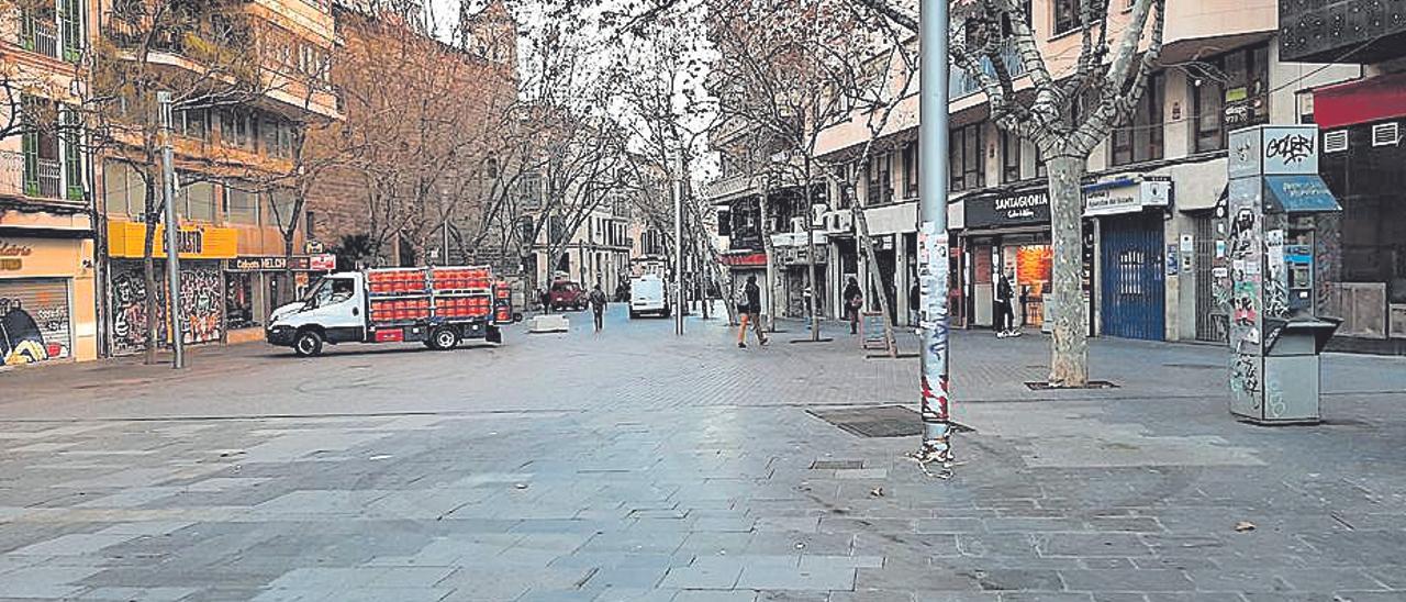 La plaza Porta Pintada, sin bares abiertos ni terrazas.