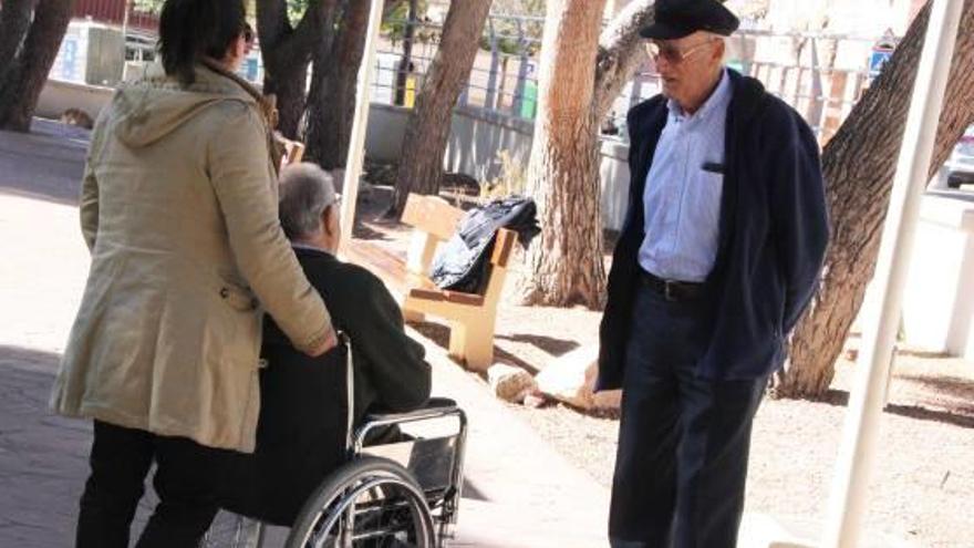 Cerca de 8.000 personas de la provincia de Alicante siguen a la espera de recibir la ayuda a la Dependencia