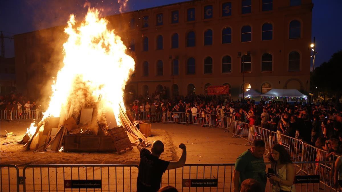 lainz43935081 barcelona 23 06 2013 verbena de sant joan en can fabra   fot180623221733