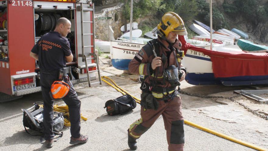 Els bombers sortint del castell després d&#039;haver extingit el foc