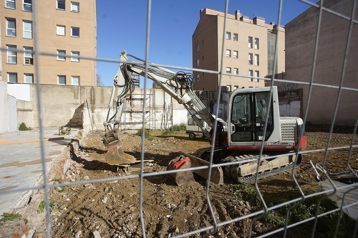 Maquinària a les obres del carrer Universitat de Montpeller de Girona.