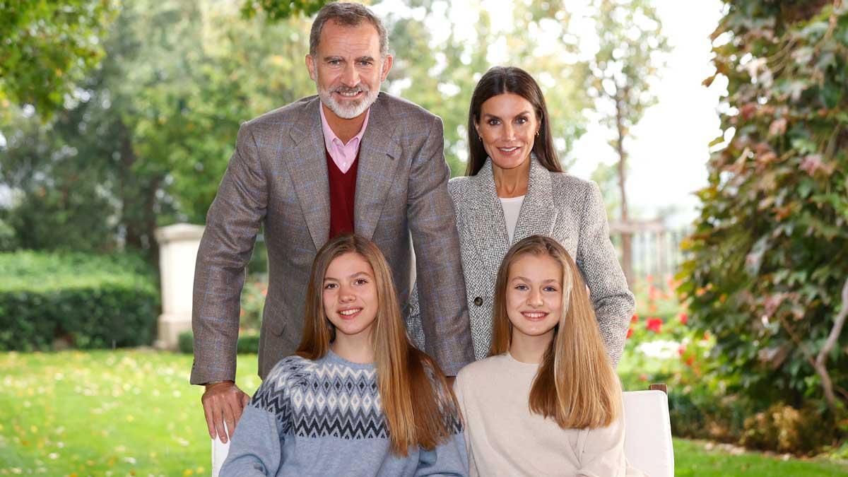 Els Reis feliciten el Nadal amb una foto al costat de les seves filles Els Reis feliciten el Nadal amb una foto al costat de les seves filles