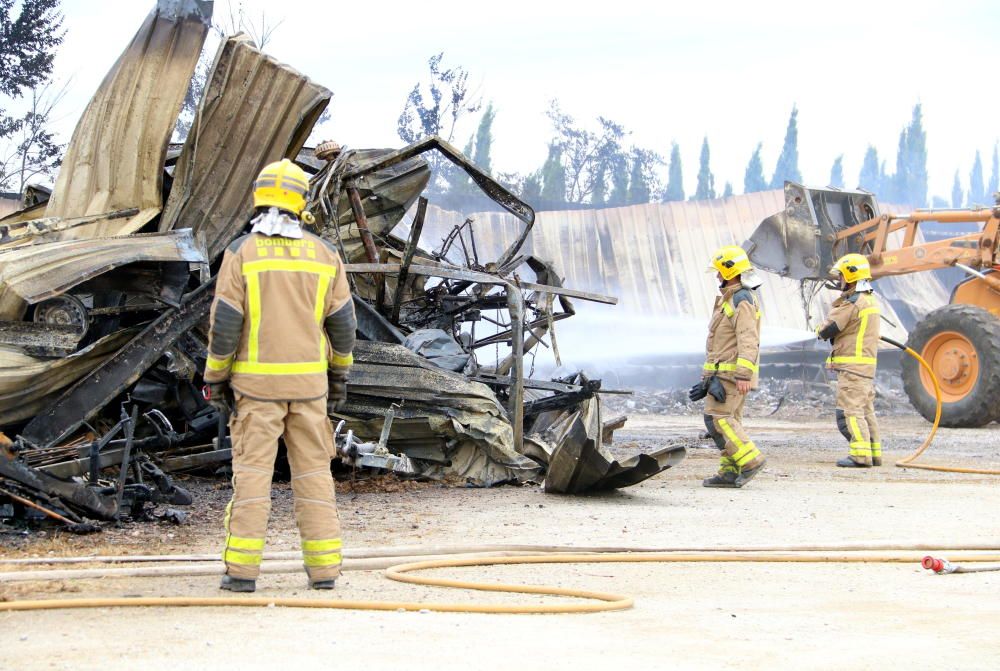 Cremen 40 caravanes en un aparcament de Ventalló