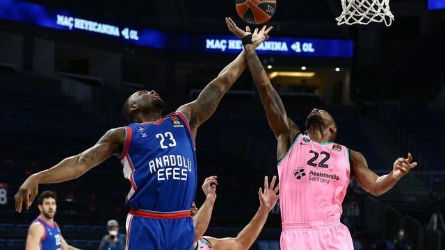 James Anderson lucha un salto entre dos frente a Cory Higgins en un partido ante el Barça. | EUROLEAGUE