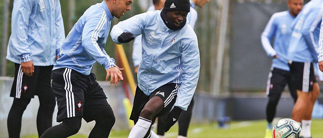 Gabriel Fernandez observa a Beltrán y Sisto durante un entrenamiento del pasado curso.