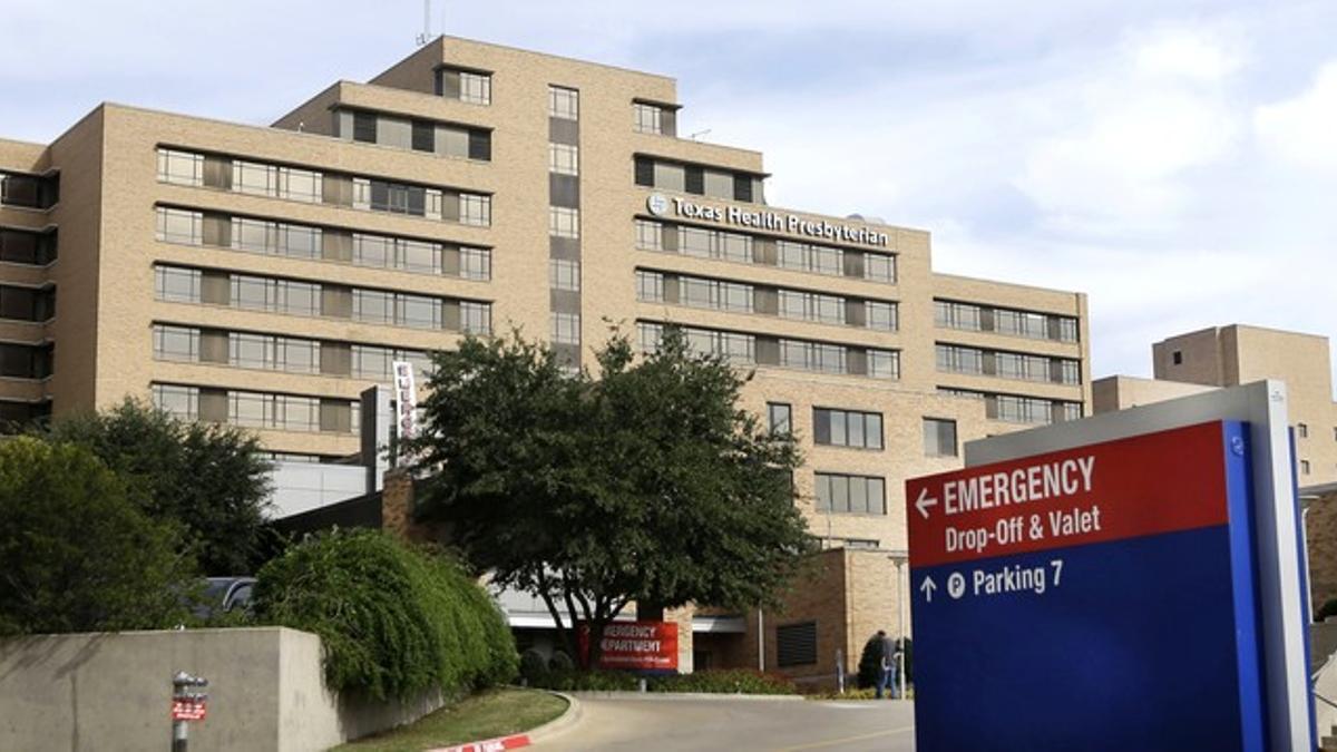Entrada al hospital de Dallas donde están ingresados los sanitarios enfermos de ébola.