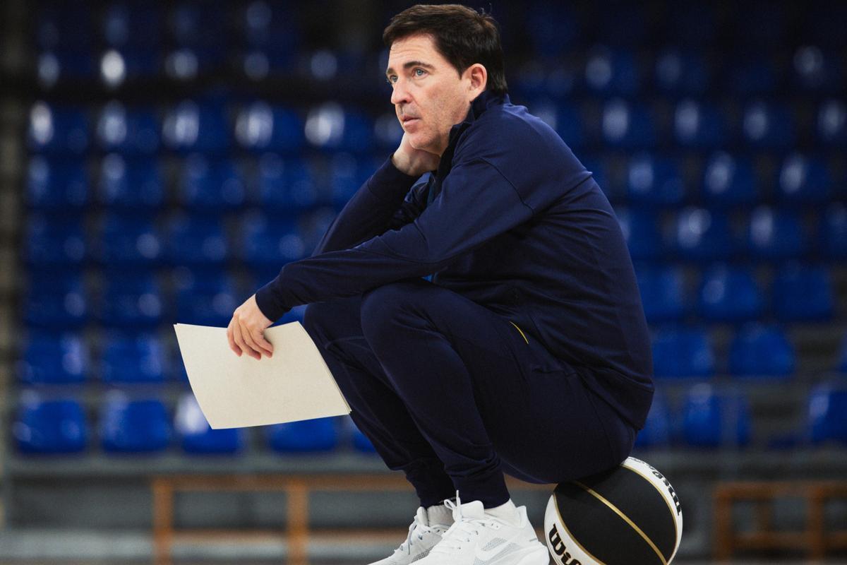 Pascual, durante el entrenamiento de este martes en el Palau, sentado sobre un balón de la Copa del Rey