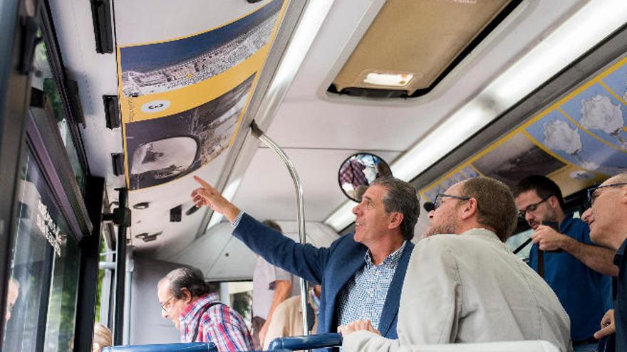 Boissier observa los paneles con José Eduardo Ramírez en una guagua.