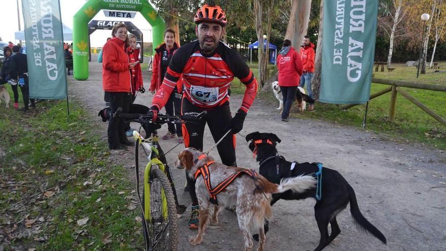 Arriba, Roberto Castro, con sus perros. Sobre estas líneas, Roberto Marcos sobre el carro tirado por cuatro huskies.