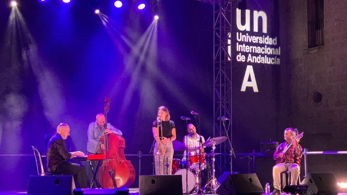 Actuación de Joana Cebolla Quinteto, en la programación de Cultura Abierta en la UNIA