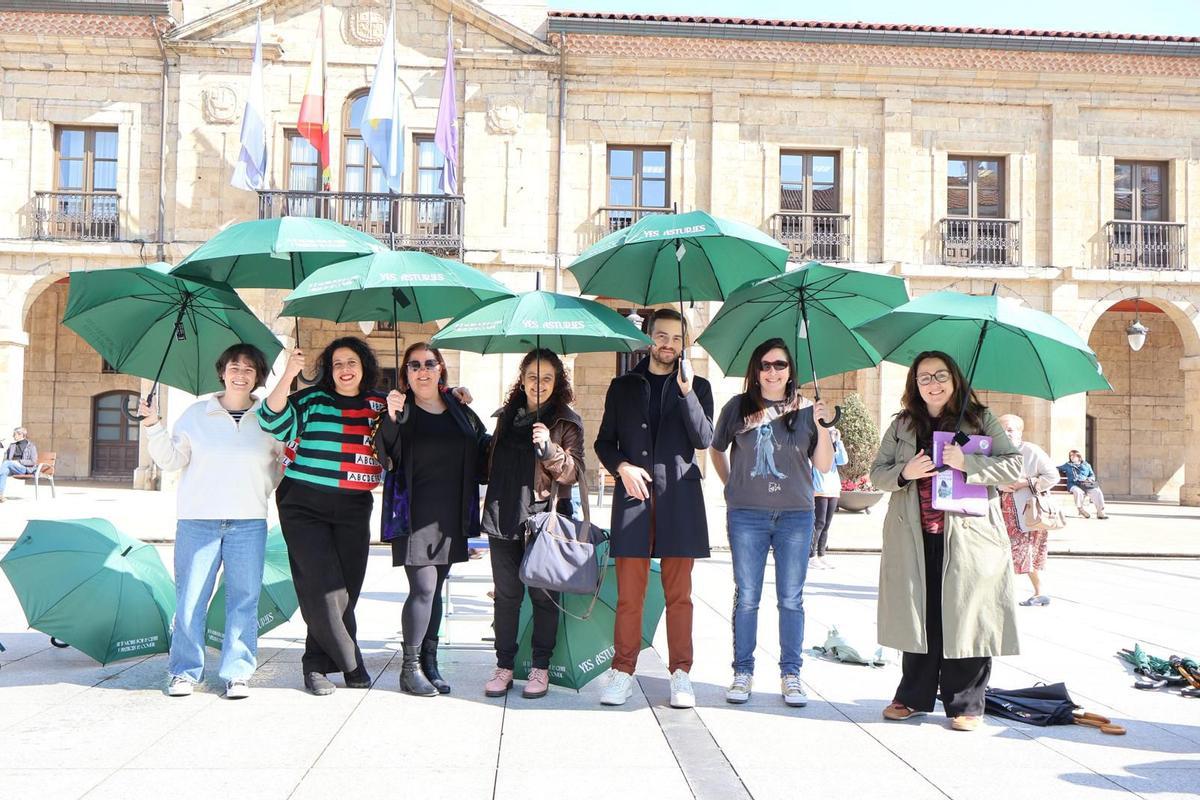 Un momento de la acción en la plaza de España de Avilés.