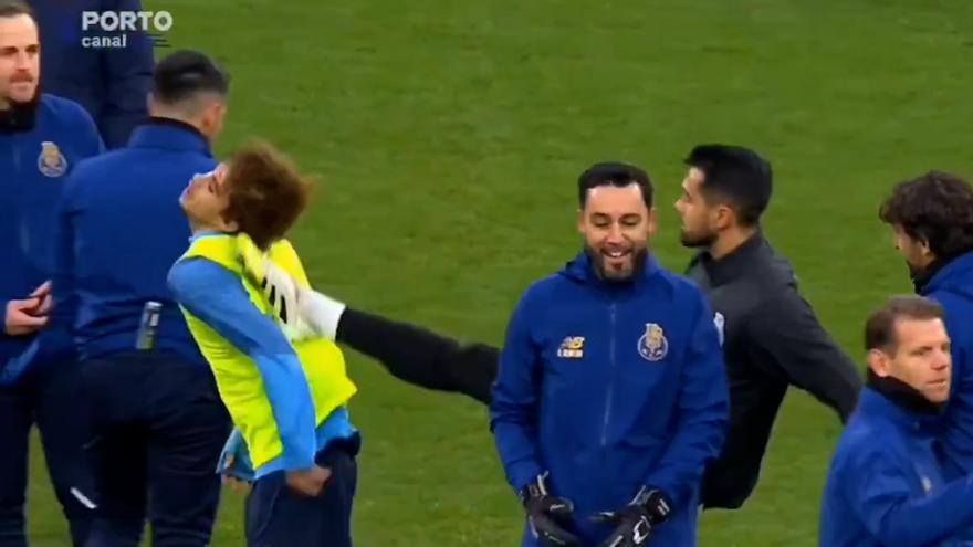 ¡Tremendo! Un juvenil del Porto le hizo un gol de medio campo a Diogo Costa y todo explotó